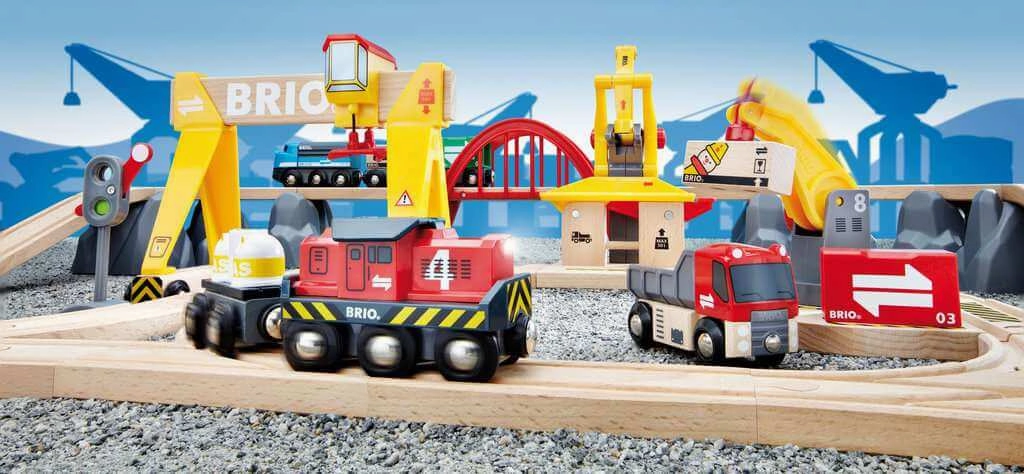 Brio World 33097 Cargo Railway Deluxe Train Set in Tub for Ages 3 & Up