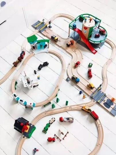 Brio World 33204 Parking Garage Train Playset for Children Ages 3 & Up