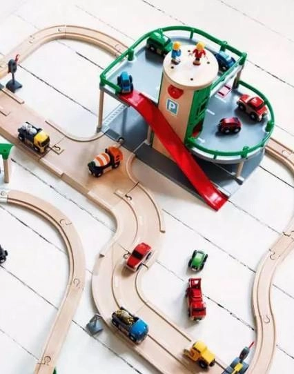 Brio World 33204 Parking Garage Train Playset for Children Ages 3 & Up