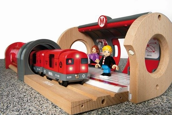 Brio World 33513 Metro Railway Set with Light & Sound for Ages 3 & Up
