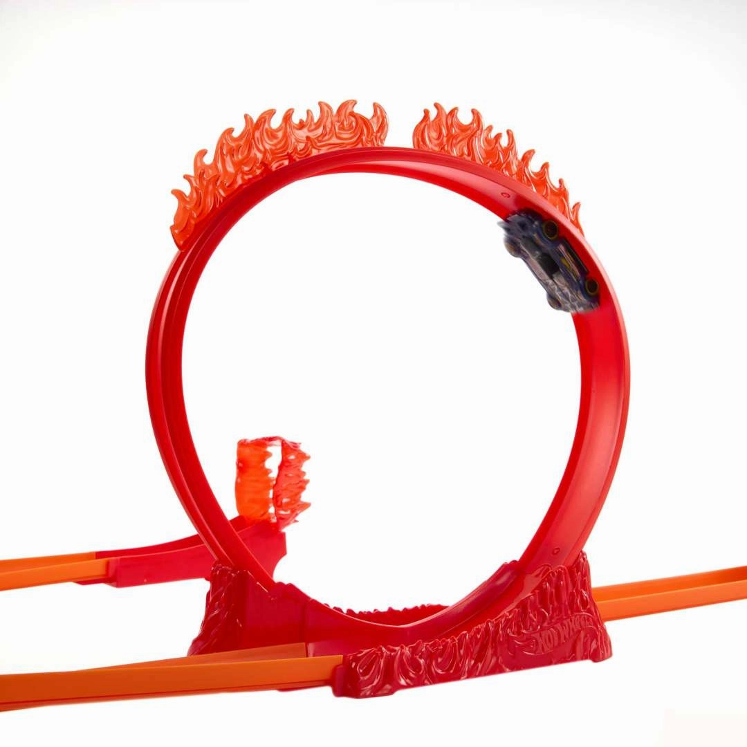 Hot Wheels Fire-themed Track Building Set with Track Set And 1 Hot Wheels Car for Ages 4 