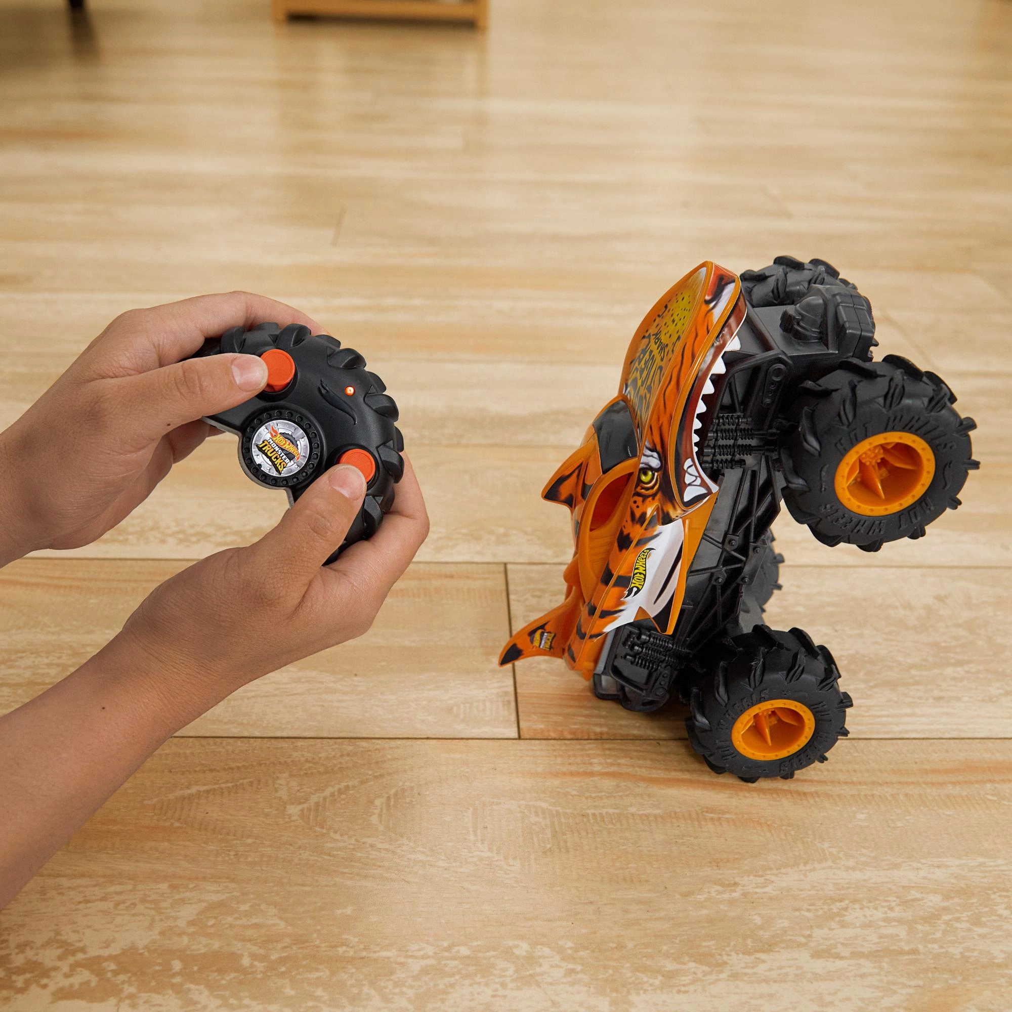 Hot Wheels RC Monster Truck 1:24 Tiger Shark