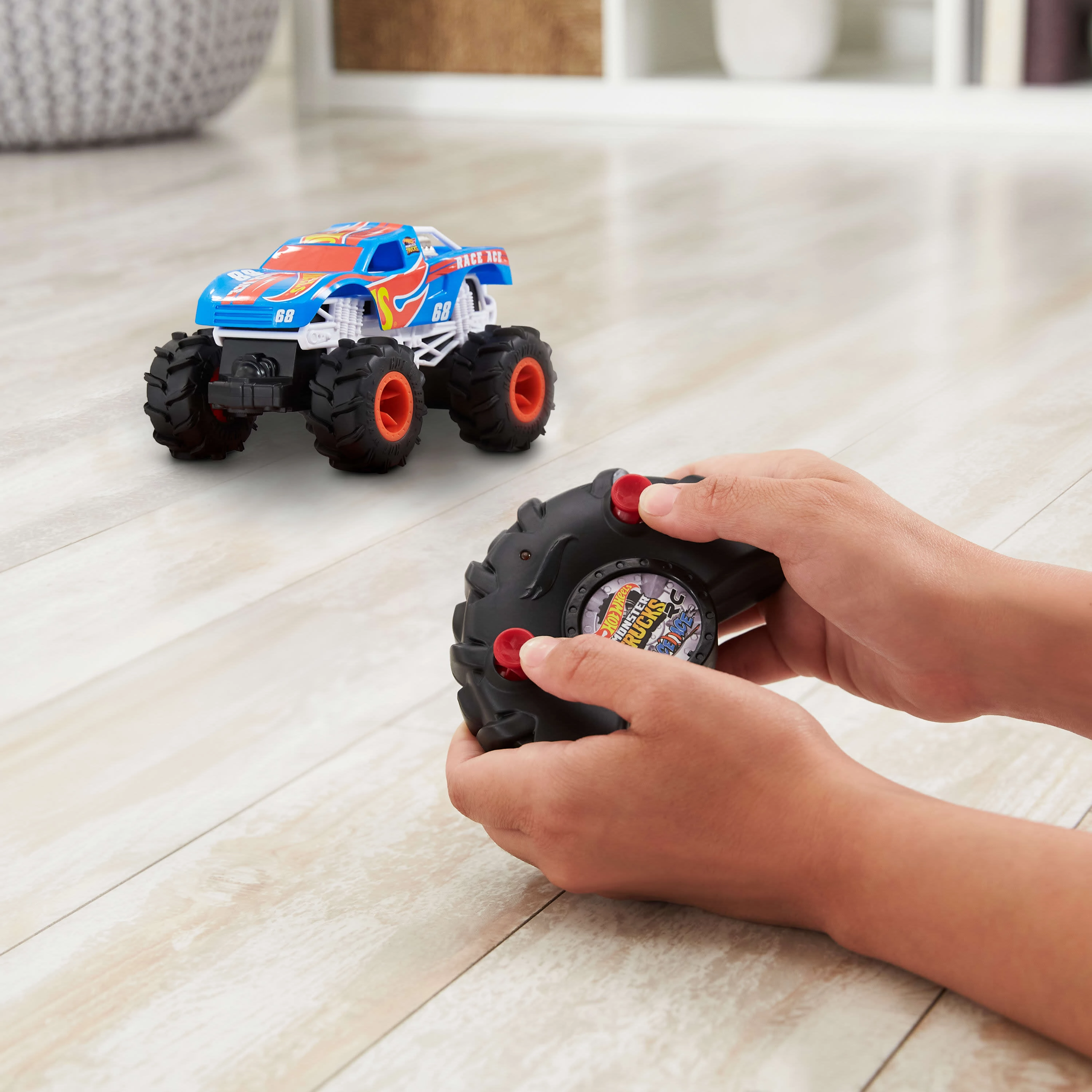Hot Wheels Remote Control Monster Truck 1:24 Race Ace