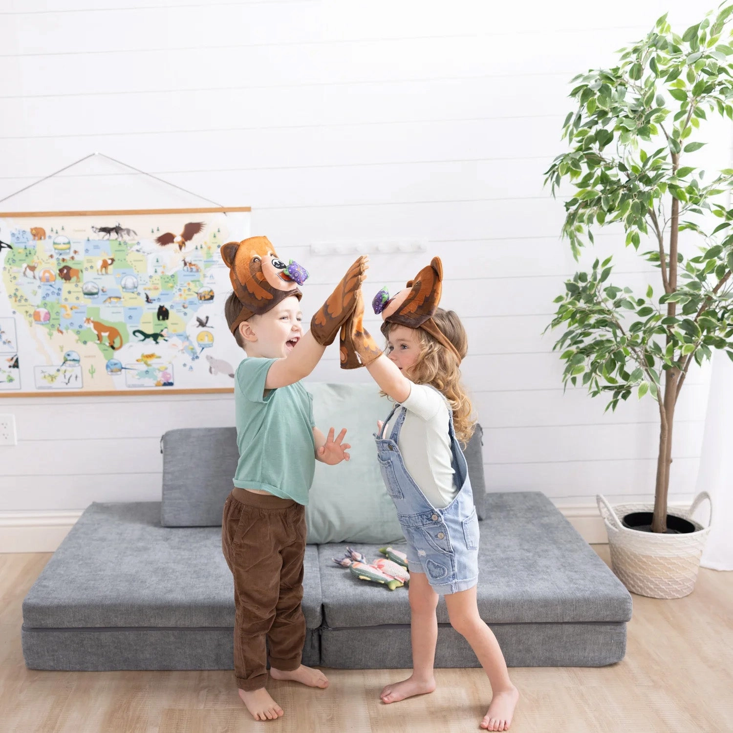 Melissa & Doug Yellowstone Grizzly Bear Pretend Play Set