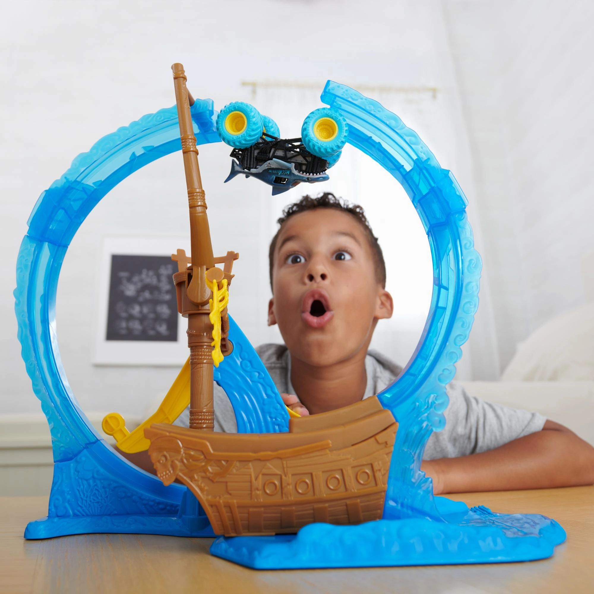 Monster Jam Megalodon Loop Of Doom Stunt Playset